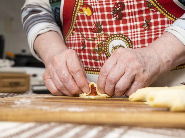 Bakverk Och Bakverk Kvinna Förbereder Hemmagjorda Rullar Med Sylt Hemma — Stockfoto