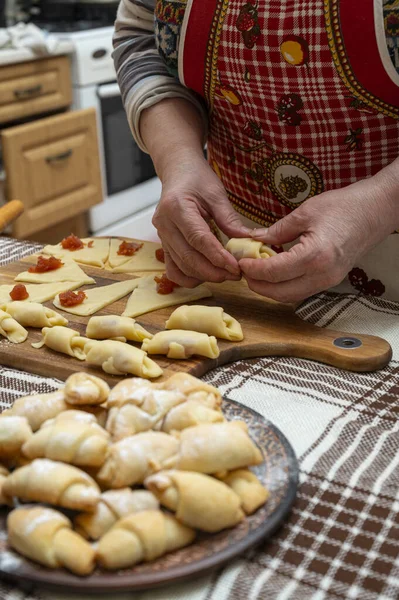 Hamur Işi Pişirme Konsepti Kadın Evde Reçelli Rulo Hazırlıyor — Stok fotoğraf