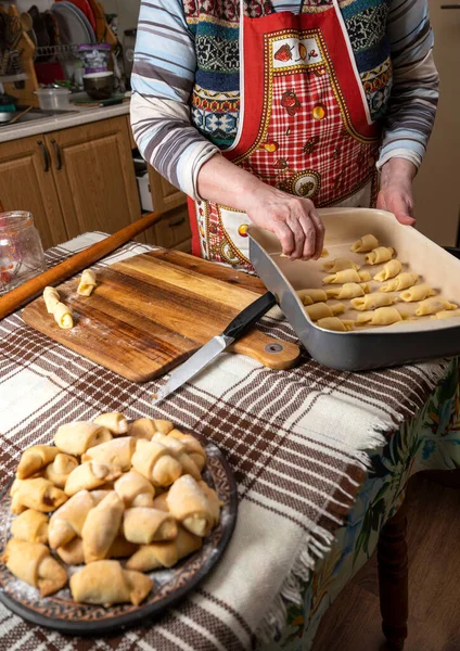 Σκέψη Ζαχαροπλαστικής Και Μαγειρικής Γυναίκα Προετοιμασία Σπιτικά Ρολά Μαρμελάδα Στο — Φωτογραφία Αρχείου