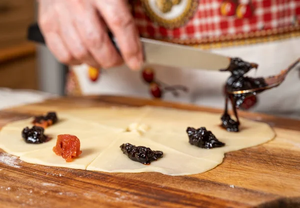 Bakverk Och Bakverk Kvinna Förbereder Hemmagjorda Rullar Med Sylt Hemma — Stockfoto