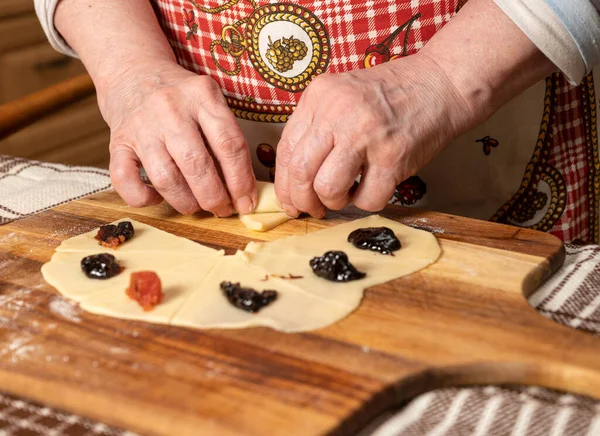 Konditorei Und Backkonzept Frau Bereitet Hause Hausgemachte Brötchen Mit Marmelade — Stockfoto