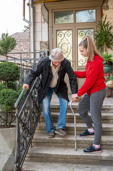 Senior Mit Gehstock Spaziert Mit Enkelin Freien — Stockfoto