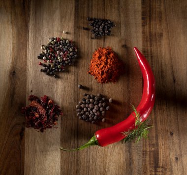 Ahşap arka planda farklı biber çeşitleri.