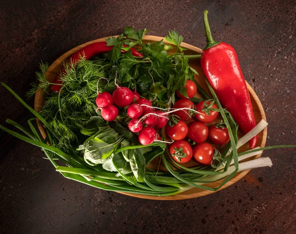 Verdure Fresche Ravanello Cipolla Verde Peperone Pomodori Aneto Prezzemolo Fondo — Foto Stock