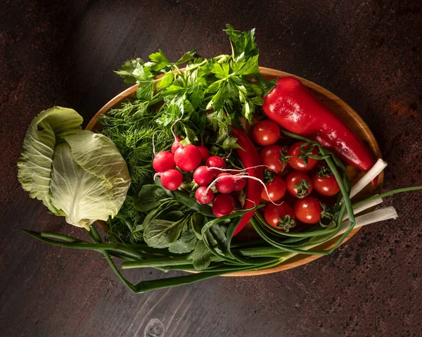 Verdure Fresche Ravanello Cavolo Cipolla Verde Peperone Pomodori Aneto Prezzemolo — Foto Stock