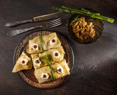 Tahta masada kıymalı taze gözleme.