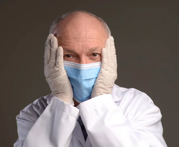 Hälso Och Sjukvård Koncept Stressad Läkare Skyddande Ansiktsmask Och Handskar — Stockfoto