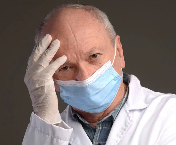 Hälso Och Sjukvård Koncept Senior Läkare Skyddshandskar Och Ansiktsmask Över — Stockfoto