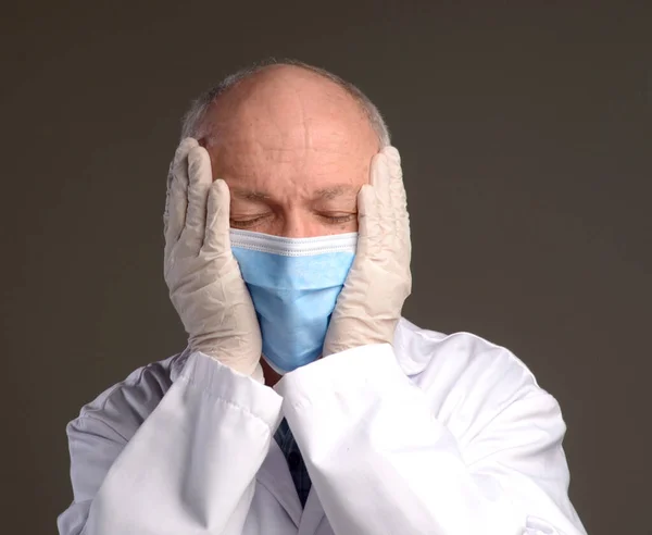 Hälso Och Sjukvård Koncept Stressad Läkare Skyddande Ansiktsmask Och Handskar — Stockfoto