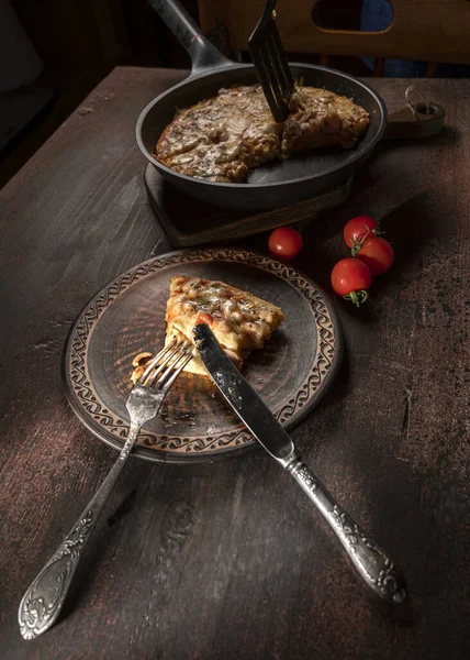 Domatesli Yapımı Pizza Ahşap Bir Masada Mozzarella Jambon — Stok fotoğraf