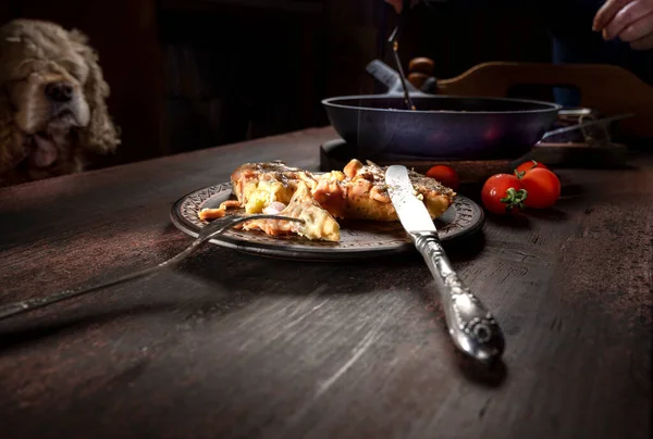 Σπιτική Πίτσα Ντομάτες Μοτσαρέλα Και Ζαμπόν Ξύλινο Τραπέζι — Φωτογραφία Αρχείου