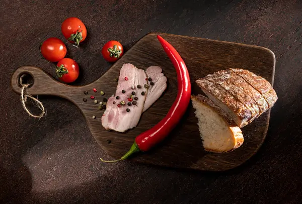 Pastırma Dilimleri Ekmek Domates Biber Masanın Üzerinde Tahtada — Stok fotoğraf