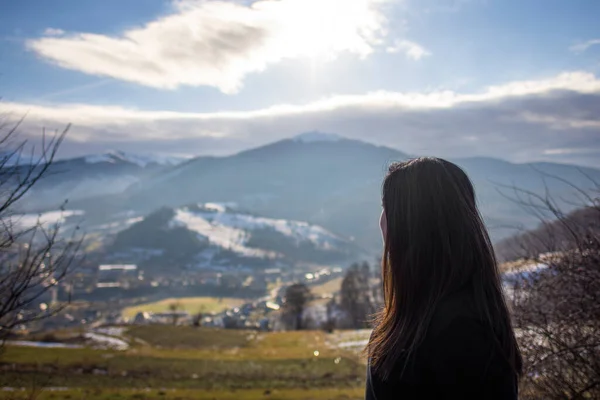 Kvinna Koppla Och Njuta Utsikten Blå Himmel Solig Vinterdag — Stockfoto