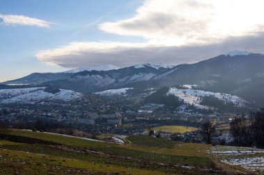 Ukrayna 'daki Karpat dağlarında kış manzarası