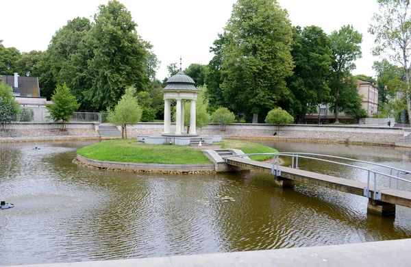 Pawilon Centrum Stawu Parku Miejskim Liepaja Łotwie Słoneczny Letni Dzień — Zdjęcie stockowe