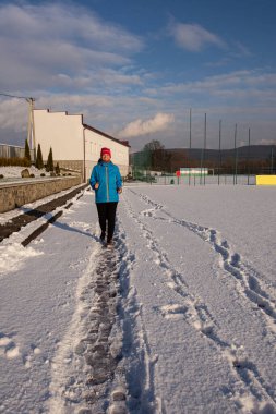  Spor, spor, koşu ve motivasyon konsepti. Dışarıda koşan sağlıklı aktif bir kadın.