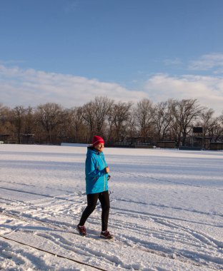  Spor, spor, koşu ve motivasyon konsepti. Dışarıda koşan sağlıklı aktif bir kadın.