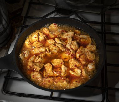 Tavada pişirilmiş tavuk eti.