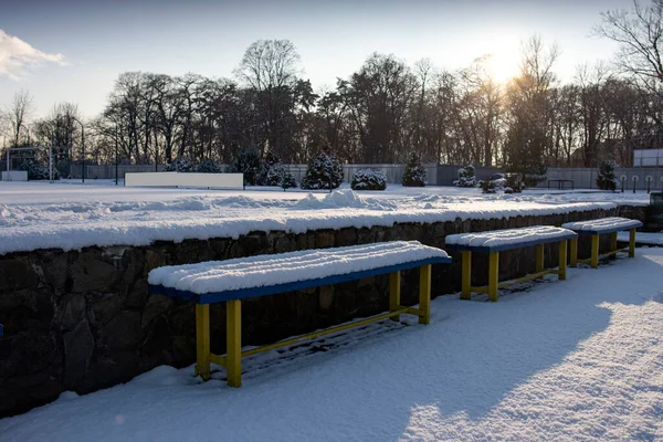 Снежные Скамейки Стадионе Зимой — стоковое фото