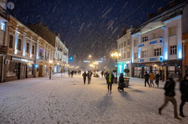 UZHOROD, UKRAINE - 16 HAZİRAN 2021: Uzhhorod, Ukrayna 'da akşam vakti Petefi Meydanı. Meydan, şehirdeki ana turizm rotalarından biridir.