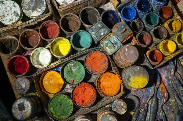 Acrylfarbdosen Auf Dem Tisch Kunstwerkstatt — Stockfoto