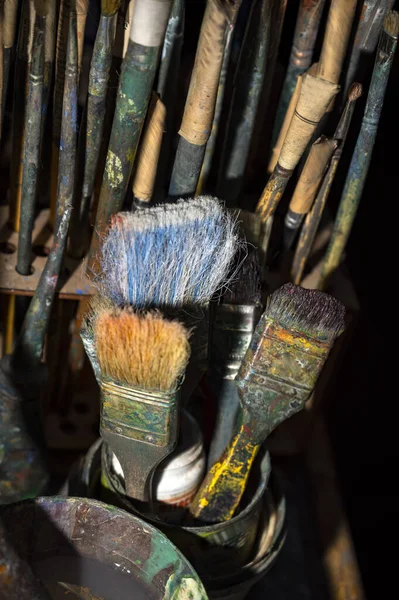 Sanatçının Ustasında Kirli Eski Fırçalar — Stok fotoğraf