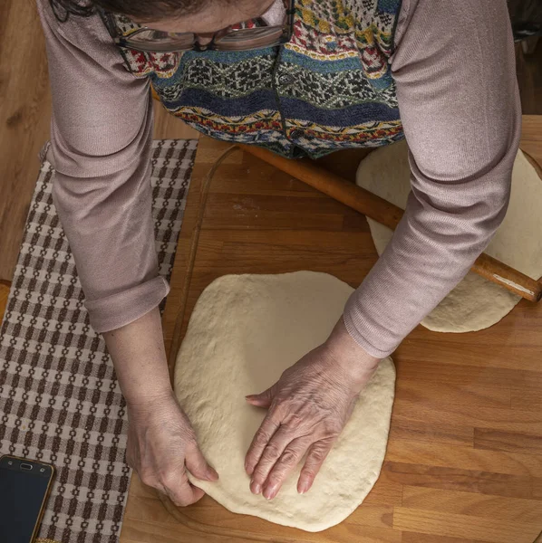 Concept Nourriture Maison Femme Déroulant Pâte Sur Table Cuisine — Photo