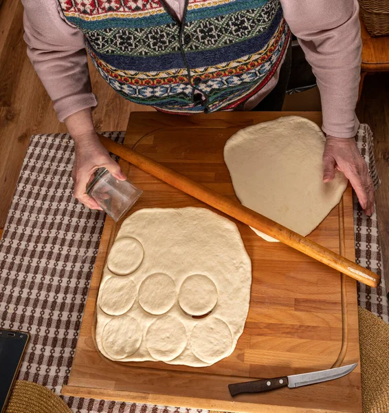 Selbstgemachtes Frau Macht Teigbällchen Für Das Kochen Von Gebäck Hause — Stockfoto