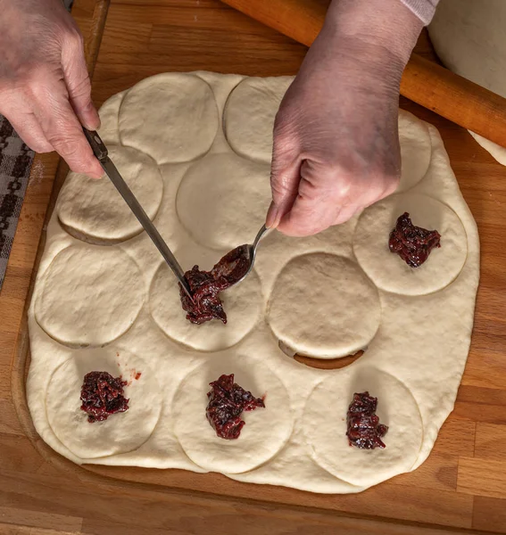 Hemlagat Matkoncept Kvinna Gör Deg Bollar Med Sylt För Matlagning — Stockfoto