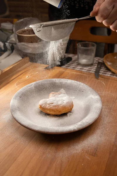 Σπιτικό Φαγητό Ντόνατ Σχήμα Καρδιάς Ξύλινο Τραπέζι Πασπαλισμένο Άχνη Ζάχαρη — Φωτογραφία Αρχείου