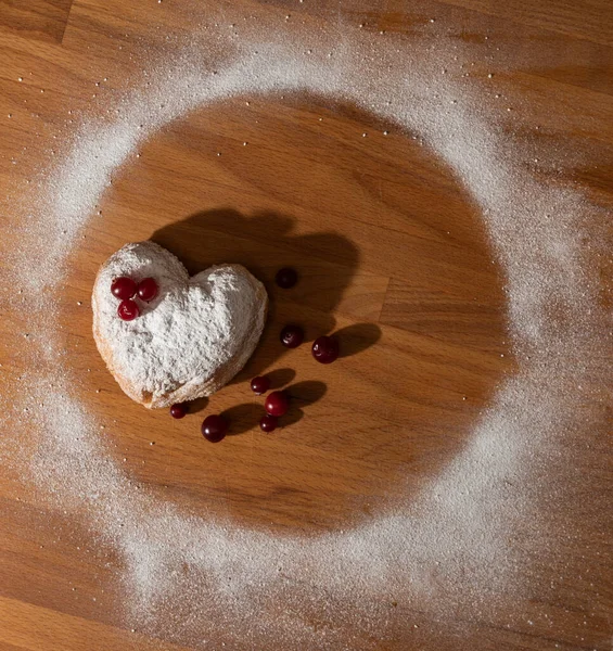 自制食品的概念 木制桌子上的心形甜甜圈 — 图库照片