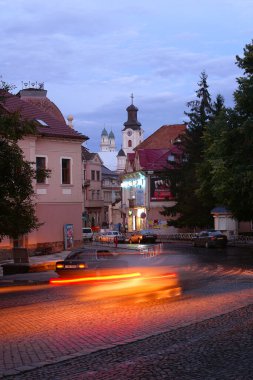 Uzhhorod, Ukrayna - 07 Ağustos 2006: Uzhhorod, Ukrayna şehir merkezindeki iki kilisenin manzarası