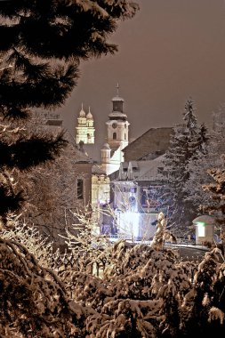 Uzhhorod, Ukrayna - 27 Ocak 2008: Uzhhorod, Ukrayna şehir merkezindeki iki kilisenin manzarası