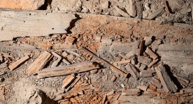 Evin çatısında çürük kirişler var.