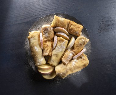 Elma ve tarçınlı leziz gözlemeler.