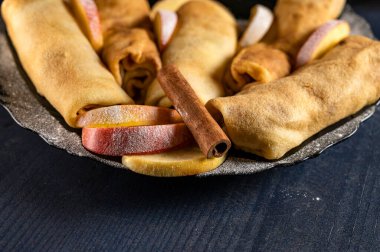 Elma ve tarçınlı leziz gözlemeler.