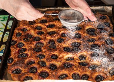 Ev yapımı yemek konsepti. Evde lezzetli erikli turta hazırladım.
