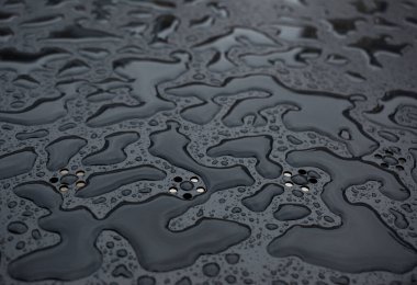 Metal yüzeydeki su damlalarını kapatmak web tasarımı için kullanılabilir. Soyut doku arkaplanı