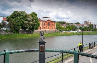 UZHOROD, UKRAINE - 29 Mayıs 2021: Uzhhorod, Ukrayna 'da tarihi bir sinagogun cephesi. Uzh nehrinin kıyısındaki kırmızı tuğlalardan yapılmış Yahudi sinagogu