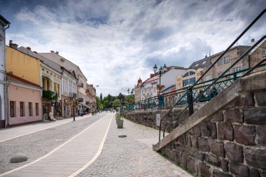 Uzhhorod, Ukrayna - 29 Mayıs 2021: Uzhhorod, Ukrayna 'daki Petefi Meydanı. Meydan, şehirdeki ana turizm rotalarından biridir.