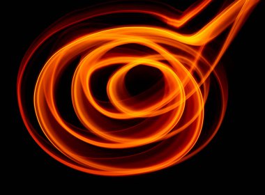 Işık dalgası patikası, parlak neon altın rengi soyut kıvrımlar ve siyah bir arka plan. Hafif boyama