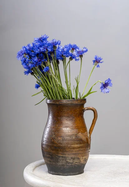 Buquê Flores Milho Azuis Vaso Mesa — Fotografia de Stock