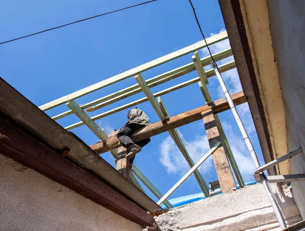 Dachdecker Ersetzt Und Saniert Das Dach Eines Hauses — Stockfoto