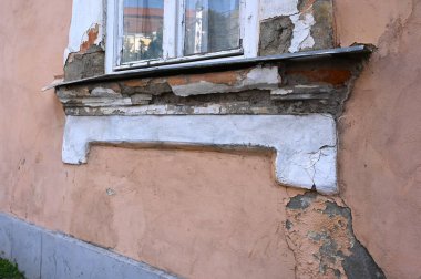 Dışarıdaki eski pencere pervazı. Kırık pencere ve pencere parçası