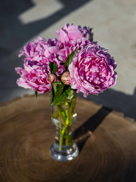 Beau Bouquet Pivoines Roses Dans Vase Sur Une Table Bois — Photo