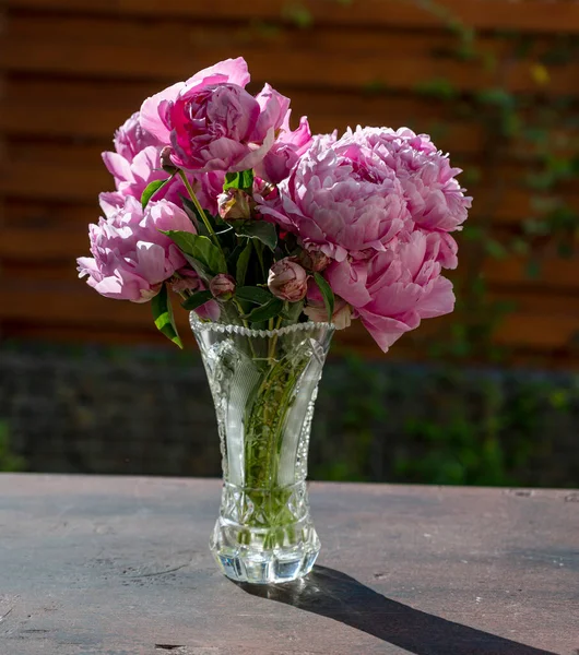 Hermoso Ramo Peonías Rosadas Jarrón Sobre Una Mesa Madera — Foto de Stock