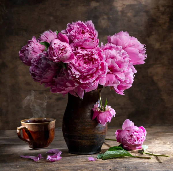 Prachtig Boeket Roze Pioenrozen Vaas Kopje Warme Thee Een Houten — Stockfoto