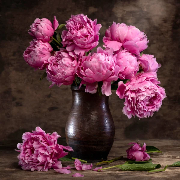 Hermoso Ramo Peonías Rosadas Jarrón Sobre Una Mesa Madera — Foto de Stock