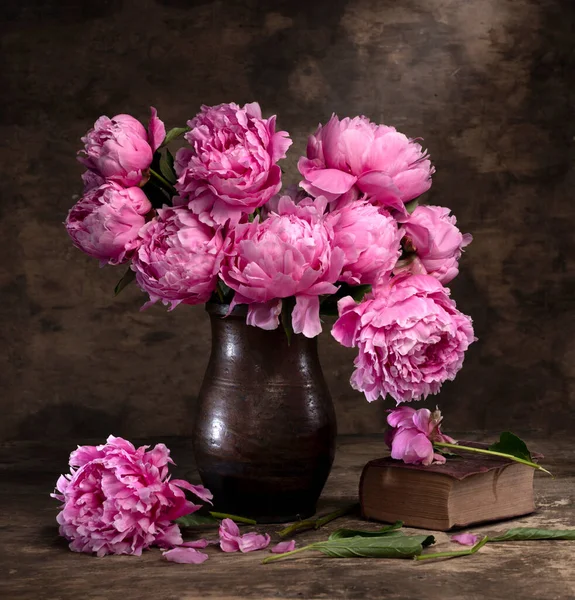 Schöner Strauß Rosa Pfingstrosen Vase Und Altem Buch Auf Einem — Stockfoto