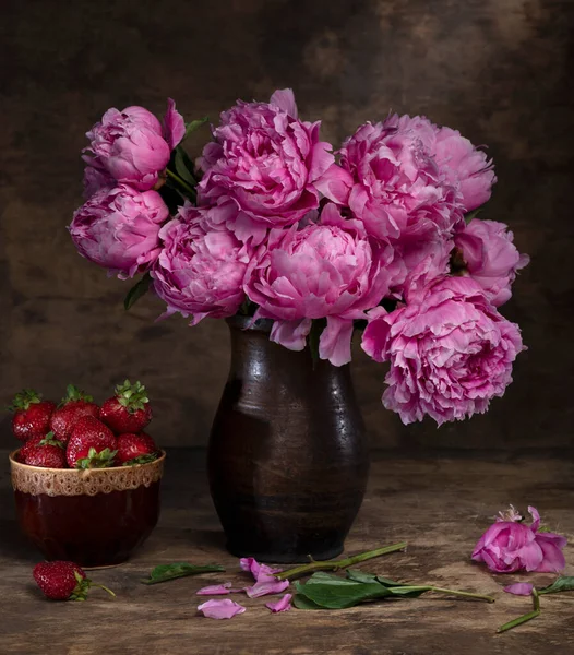 Mooi Boeket Van Roze Pioenrozen Vaas Aardbeien Een Kom Een — Stockfoto